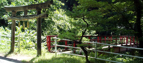 剣竜峡の入り口、鳥居と赤い橋