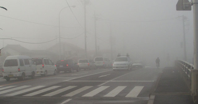 霧にかすむ道路